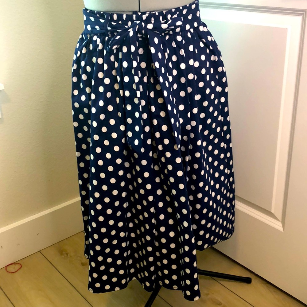 Flirty & fun navy/white NWT polka dot skirt-w self-belt & elastic waist